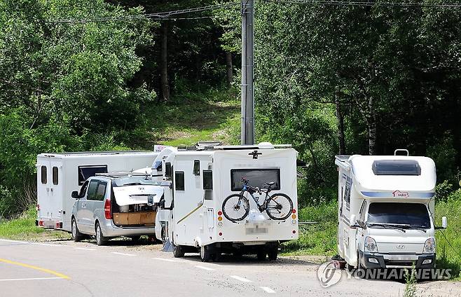 폭염과 열대야에 대관령으로 몰려든 캠핑카 (대관령=연합뉴스) 유형재 기자 = 30일 폭염특보가 내려지고 열대야가 본격적으로 시작되자 피서의 명소인 강원 평창군 대관령 일원에는 공터마다 캠핑카가 삼삼오오 몰려들고 있다. 2025.6.30 yoo21@yna.co.kr