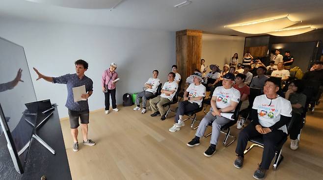 케이블카 운영 현황 설명 듣는 방문단 [촬영 이재현]