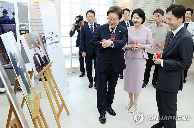 이재명 대통령 부부, 문화예술계 수상자 간담회 참석자와 환담 (서울=연합뉴스) 홍해인 기자 = 이재명 대통령과 김혜경 여사가 30일 서울 용산 대통령실 파인그라스에서 열린 문화예술계 수상자 간담회에서 토니상 6관왕을 석권한 뮤지컬 '어쩌면 해피엔딩' 박천휴 작가 등 참석자들과 환담을 하고 있다. 2025.6.30 [대통령실통신사진기자단] hihong@yna.co.kr