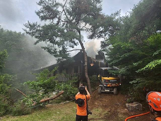 '성북동 별서' 내 송석정서 화재 (서울=연합뉴스) 30일 서울 성북구 '성북동 별서(성락원)' 내 목조 건물에서 화재가 발생해 연기가 피어오르고 있다. 별서 구역 내 불이 난 한옥 건물은 송석정으로, 1950년대에 신축된 건물이다. 2025.6.30 [성북구청 제공. 재판매 및 DB 금지] photo@yna.co.kr