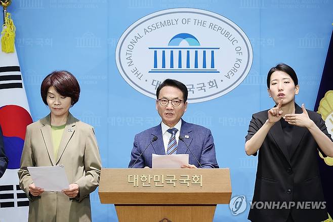 기자회견하는 민주당 국민소통위, 국무총리 인사청문특위 (서울=연합뉴스) 박동주 기자 = 더불어민주당 박선원 의원(가운데) 등 더불어민주당 국민소통위원회, 국무총리 인사청문특위 위원들이 30일 서울 여의도 국회 소통관에서 김민석 국무총리 후보자에 대한 허위사실 유포 고발 관련 기자회견을 하고 있다. 2025.6.30 pdj6635@yna.co.kr