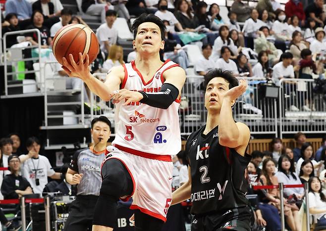 4월 29일 수원KT소닉붐아레나에서 열린 프로농구 4강 플레이오프 4차전 수원 KT 소닉붐과 서울 SK 나이츠의 경기. SK 김선형이 KT 허훈의 마크를 피해 슛을하고 있다. 연합