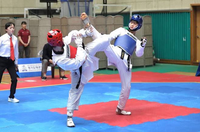 　김종명(사진 오른쪽·용인대)이 지난 30일 물맑은양평체육관에서 열린 제106회 전국체육대회 경기도 대표 최종선발전(겨루기) 남대부 58㎏급 결승서 박태준(경희대)과 겨루고 있다. 사진=경기도태권도협회