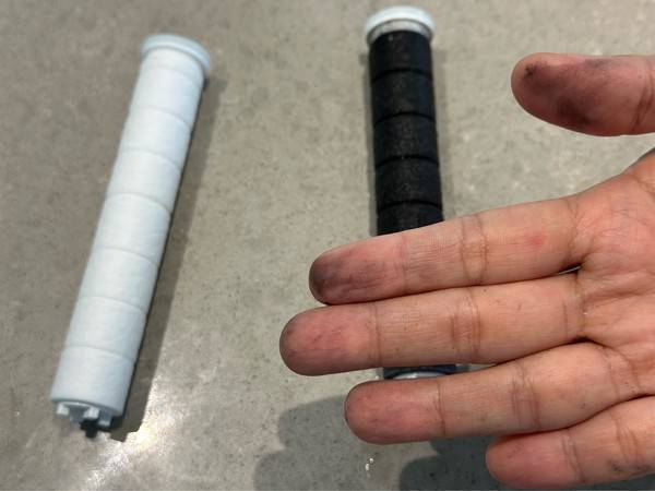 송도국제도시&nbsp; 대단위 아파트 단지에서 알 수 없는 검은 가루가 수돗물에 섞여 나오며 이틀째 주민들이 불편을 겪고 있다. 샤워기 필터가 까맣게 변한 모습. 2025.7.1. [사진=제보자 제공]