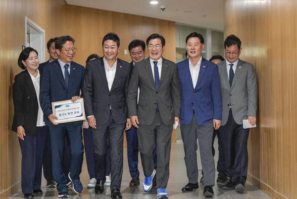 박찬대 더불어민주당 당 대표 후보자가 1일 수원시 경기도의회를 찾아 간담회장으로 이동하고 있다.김태완 기자 lift@kihoilbo.co.kr