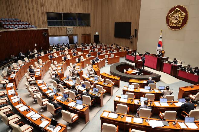 국회 예결위, 이틀째 대정부 종합정책질의1일 국회에서 예산결산특별위원회의 추가경정예산(추경)안 심사를 위한 종합정책질의가 열리고 있다. /연합뉴스