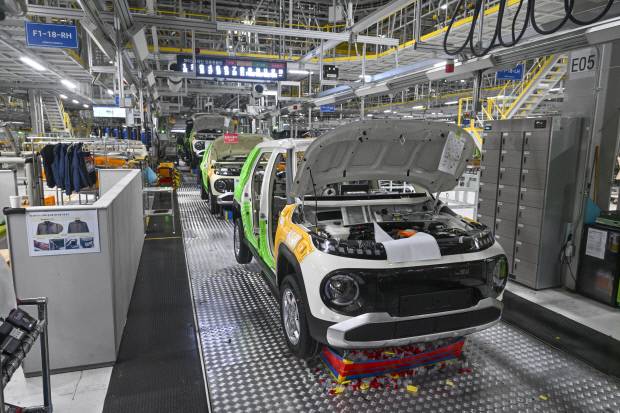 지난 30일 광주글로벌모터스 차체 조립 라인이 오후 4시 30분을 넘기자 멈춰섰다. /김진수 기자 jeans@kwangju.co.kr