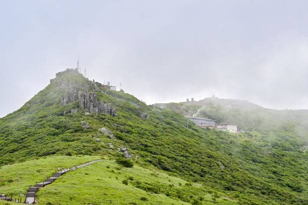 1966년 무등산 천왕봉에 설치돼 현재까지 59년 여 동안 주둔하고 있는 방공포대. 시민 접근을 제한하고 국립공원 무등산 생태복원에 걸림돌이라는 이유로 이전을 촉구하는 목소리가  수십년째 이어지고 있다.  /김진수 기자 jeans@kwangju.co.kr