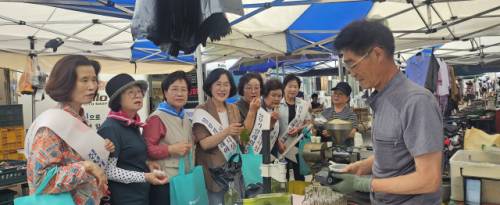 ◇강원특별자치도여성단체협의회는 1일 횡성전통시장에서 ‘2025 전통시장 활성화 릴레이 캠페인’을 개최했다.