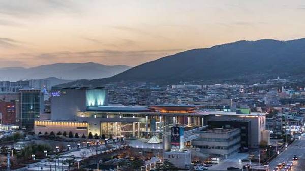 김해시 투입 예산으로 많은 행사가 열리고 있는 김해문화의전당 / 김해시