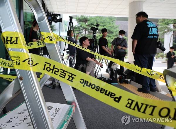 조은석 내란 특별검사팀이 윤석열 전 대통령에 대해 2차 조사를 위해 출석하라고 지정한 1일 오전 서울 서초구 서울고검 청사 앞에 취재진이 대기하고 있다. /연합뉴스