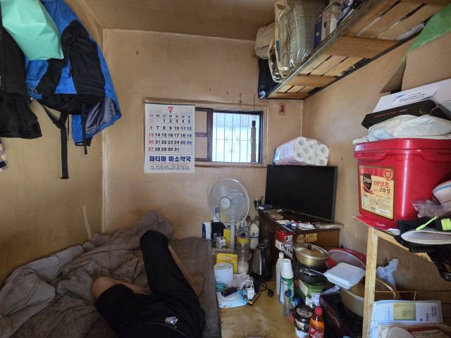 1일 낮 12시쯤 방문한 대구 동구 신암동의 한 여인숙. 5㎡(1.5평) 남짓한 방에 쪽방 거주민이 땀을 흘리며 누워있다. 창문을 열어놨지만, 건물 벽만 보이고 더운 바람조차 들어오지 않았다.