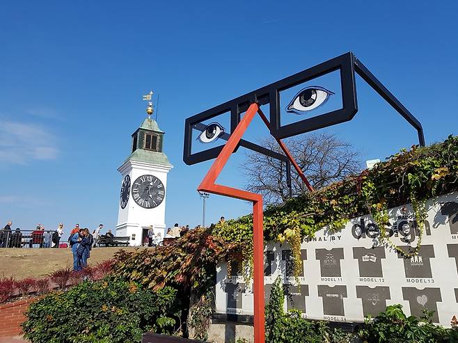 페트로바라딘 요새, 이 안경 조각이 무엇을 의미하는지 모르겠지만, 많은 사람이 이것을 보기 위해 찾는다니 이 또한 까닭을 알 수 없다.