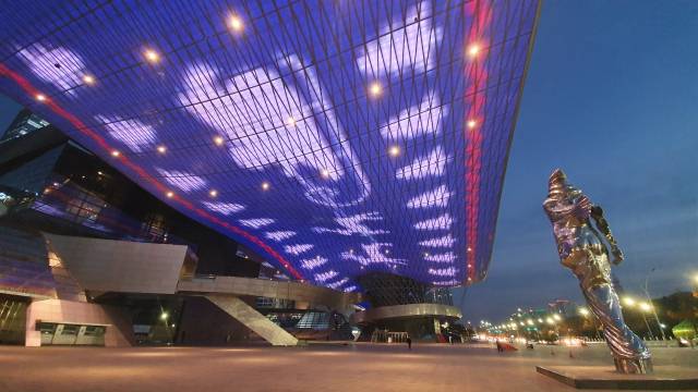 영화의전당 야외광장 야경. 영화의전당 제공