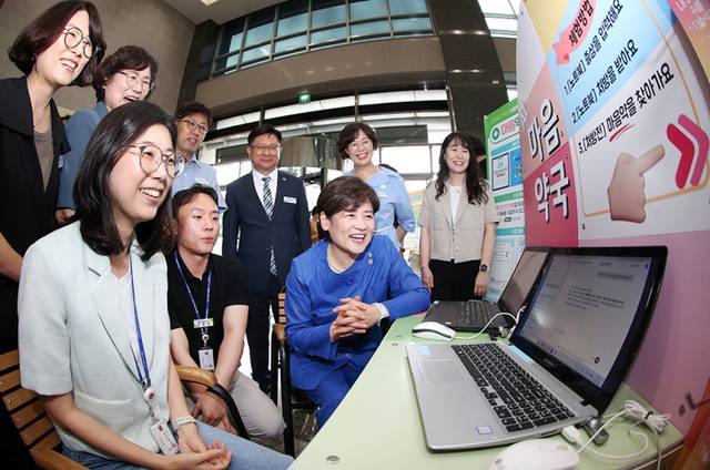 지난달 20일 대구시교육청 동관 1층에 마련된 'AI 마음약국' 체험 코너에서 강은희 교육감(가운데)이 직원들이 마음건강 처방 체험을 하고 있다. 대구시교육청 제공