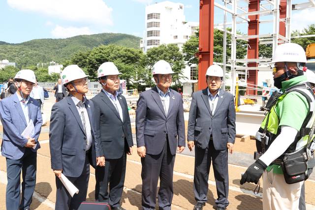 우원식 국회의장, 김학홍 경북도 행정부지사, 주낙영 경주시장 등이 APEC 현장을 점검하고 있다. 경북도 제공