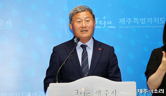 김완근 제주시장이 1일 오전 10시 기자실에서 취임 1주년 기자회견을 열고 지난 1년의 시정 운영을 설명하고 있다. ⓒ제주의소리