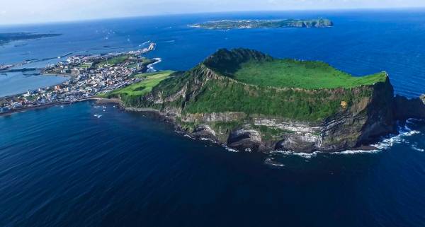 세계자연유산으로 등재된 성산일출봉 전경. 한라산 천연보호구역과 성산일출봉 응회구, 거문오름 용암동굴계는 2007년 유네스코 세계유산위원회에서 '제주 화산섬과 용암 동굴'이라는 이름으로 세계유산에 등재됐다.