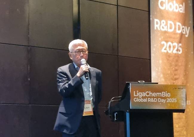 김용주 리가켐바이오사이언스 대표가 1일 콘래드서울 호텔에서 '글로벌 R&D데이 2025'를 개최하고 신약 연구개발 현황과 기술이전 계획 등에 대해 발표하고 있다. /사진=권미란 기자 rani19@