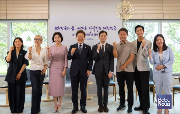 이재명 대통령이 지난달 30일 서울 용산 대통령실 파인그라스에서 열린 문화예술계 수상자 간담회에서 참석 인사들과 기념촬영을 하고 있다. ⓒ이재명 대통령 페이스북 갈무리