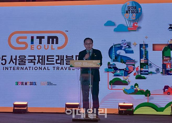30일 서울 강남 코엑스 D홀에서 열린 ‘2025 서울국제트래블마트’에서 개막사를 하고 있는 길기연 서울관광재단 대표 (사진=이민하 기자)