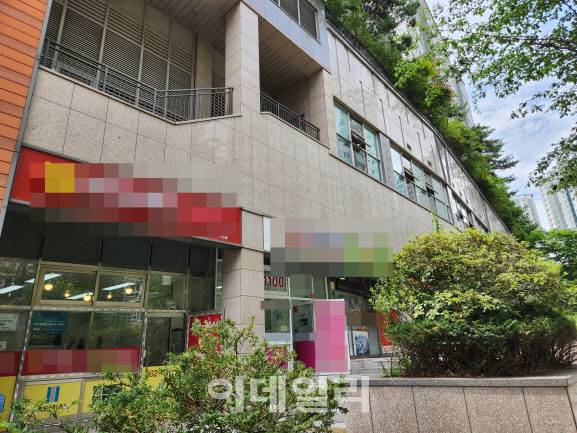 서울 마포구 아현동 마포래미안푸르지오 인근 공인중개사무소 모습.(사진=이다원 기자)