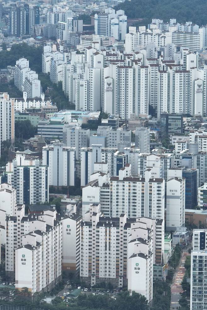 정부가 6억원 이상 주택담보대출을 금지하는 초고강도 대출 규제를 시행하며 서울 아파트의 74%, 18개 구의 아파트가 대출 감소 영향을 받게 됐다. (사진= 연합뉴스)