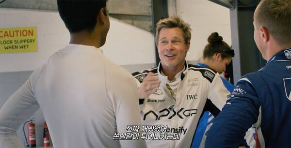 'F!: 더 무비' 촬영장에서 스태프와 담소 중인 브래드 피트, 사진제공=워너브러더스코리아