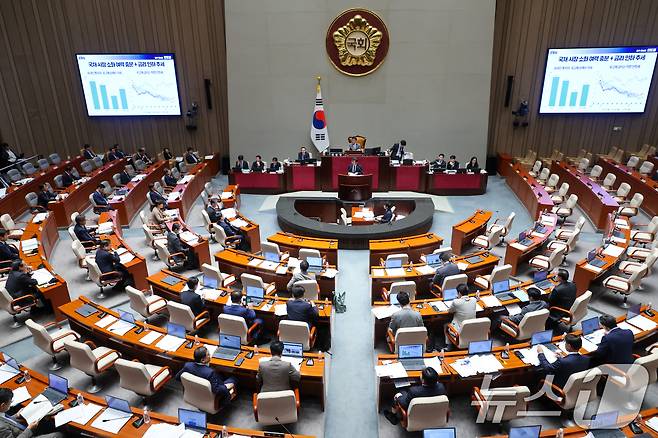 이형일 기획재정부 장관 직무대행(1차관) 등 국무위원들이 30일 오전 서울 여의도 국회에서 열린 제426회국회(임시회) 예산결산특별위원회 제1차 전체회의에서 안도걸 더불어민주당 의원의 추경안 종합정책질의를 듣고 있다. 2025.6.30/뉴스1 ⓒ News1 안은나 기자