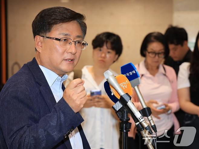 김성환 환경부 장관 후보자가 24일 오전 서울 영등포 이룸센터 내 청문회 준비 사무실로 출근하며 취재진 질문에 답하고 있다. 2025.6.24/뉴스1 ⓒ News1 김진환 기자