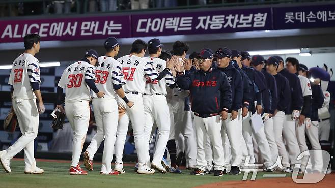 7일 오후 부산 사직야구장에서 열린 '2025 신한 SOL 뱅크 KBO리그' 프로야구 롯데 자이언츠와 SSG 랜더스의 경기에서 6대 2로 승리한 롯데 선수들이 기뻐하고 있다. 2025.5.7/뉴스1 ⓒ News1 윤일지 기자