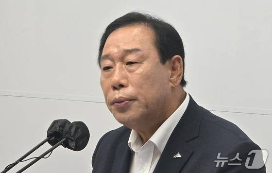 2일 정부세종청사 내 해수부 앞 1인 시위를 예고한 최민호 세종시장. / 뉴스1