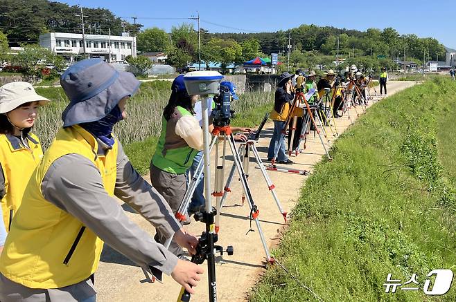 지적측량 모습.(광주시 제공)2024.4.25/뉴스1 ⓒ News1 박준배 기자