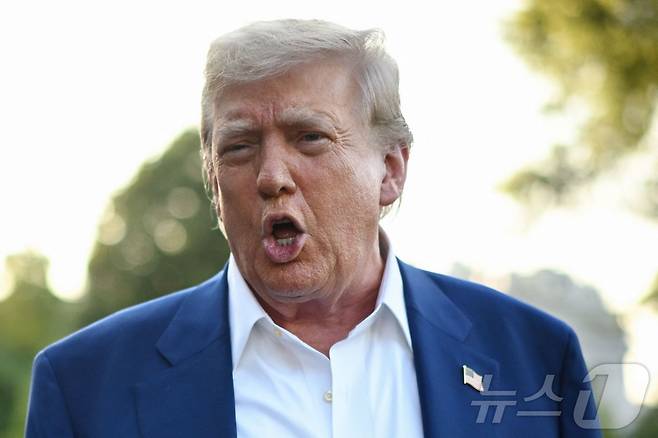 도널드 트럼프 미국 대통령이 24일(현지시간) 워싱턴DC 백악관 남쪽 잔디밭에서 대통령 전용헬기 마린원에 탑승하기 전 기자들의 이스라엘-이란 휴전 중재에 대해 말하고 있다. 2025.06.24 ⓒ AFP=뉴스1 ⓒ News1 류정민 특파원