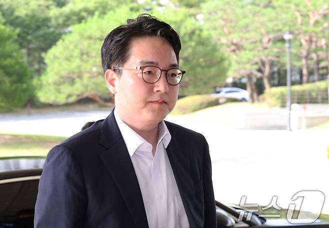 심우정 검찰총장이 19일 오전 서울 서초구 대검찰청으로 출근하고 있다. 최근 여권에서 심 총장의 '비화폰·자녀 특혜 채용 의혹'에 대한 전방위 공세가 이어지고 있는 가운데 심 총장은 근거 없는 의혹이라고 해명한 바 있다. ⓒ News1 장수영 기자