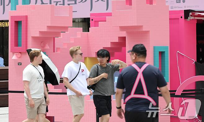 1일 오후 서울 종로구 광화문광장에 마련된 넷플릭스 시리즈 오징어게임 시즌3 팝업을 찾은 시민들이 드라마 조형물을 관람하고 있다. 2025.7.1/뉴스1 ⓒ News1 장수영 기자