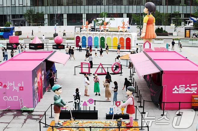 1일 오후 서울 종로구 광화문광장에 마련된 넷플릭스 시리즈 오징어게임 시즌3 팝업을 찾은 시민들이 드라마 조형물을 관람하고 있다. 2025.7.1/뉴스1 ⓒ News1 장수영 기자