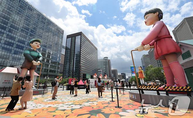 1일 오후 서울 종로구 광화문광장에 마련된 넷플릭스 시리즈 오징어게임 시즌3 팝업을 찾은 시민들이 드라마 조형물을 관람하고 있다. 2025.7.1/뉴스1 ⓒ News1 장수영 기자