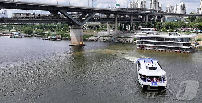1일 오후 한강버스 시민체험단과 취재진을 태운 한강버스가 서울 광진구 뚝섬 선착장을 떠나 송파구 잠실 선착장으로 이동하고 있다. (공동취재) 2025.7.1/뉴스1 ⓒ News1 박지혜 기자