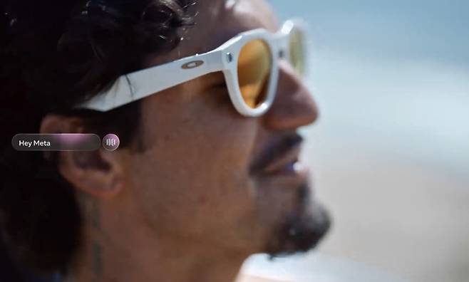 레이밴과 손잡고 스마트 글라스를 출시한 메타는 오클리와도 새로운 스마트 글라스 제품 출시를 준비 중이다.(메타 홈페이지 갈무리)/뉴스1