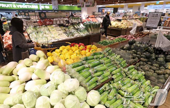 서울 용산구 이마트 용산점에서 고객들이 장을 보고 있다./뉴스1 ⓒ News1 오대일 기자