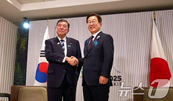 이재명 대통령이 지난 17일(현지시간) 캐나다 앨버타주 캐내내스키스 주요 7개국(G7) 정상회의장에서 이시바 시게루 일본 총리와 만나 악수하는 모습. (대통령실 제공. 재판매 및 DB 금지) 2025.6.19/뉴스1 ⓒ News1 박지혜 기자