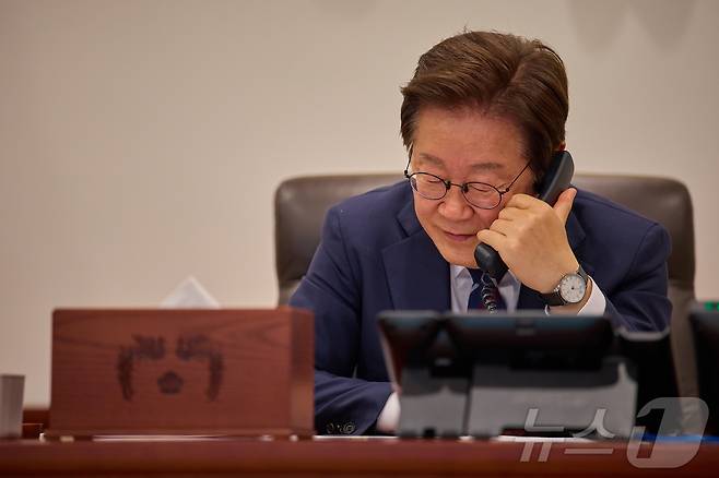 이재명 대통령이 1일 서울 용산구 대통령실 청사 집무실에서 크리스토퍼 럭슨 뉴질랜드 총리와 전화 통화를 하고 있다. (대통령실 제공. 재판매 및 DB 금지) 2025.7.1/뉴스1 ⓒ News1 이재명 기자