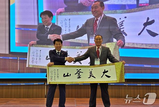 이영락 부산시수의사회장(왼쪽)이 6월 28일 중국농업대학 Jason Shi 교수로부터 붓글씨를 선물 받고 있다. ⓒ 뉴스1