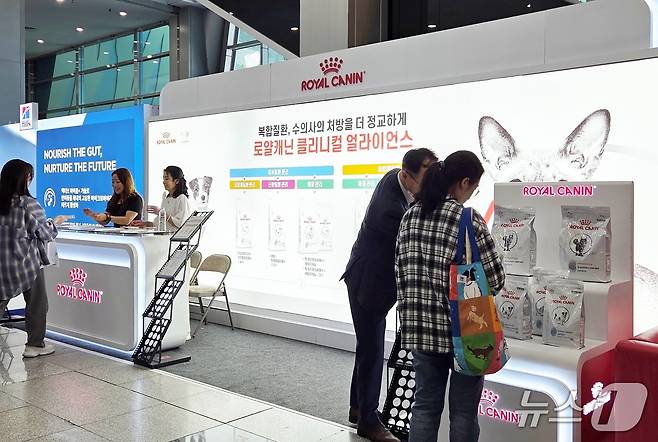 반려동물 기업들이 6월 29일 열린 부산수의컨퍼런스에서 제품을 소개하고 있다. ⓒ 뉴스1
