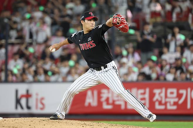 LG 이정용이 26일 수원케이티위즈파크에서 열린 2025 KBO리그 정규시즌 KT전 등판해 역투하고 있다. 사진 | LG 트윈스