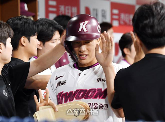 키움 송성문이 선수들의 축하를 받고 있다. 고척 | 박진업 기자 upandup@sportsseoul.com