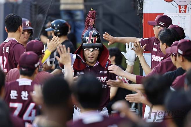 임지열이 홈런을 친 뒤 선수단의 축하를 받고 있다. 사진 | 키움 히어로즈
