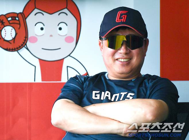 11일 수원 KT위즈파크에서 열린 롯데-KT전. 롯데 김태형 감독이 훈련을 지켜보고 있다. 수원=정재근 기자 cjg@sportschosun.com/2025.6.11/