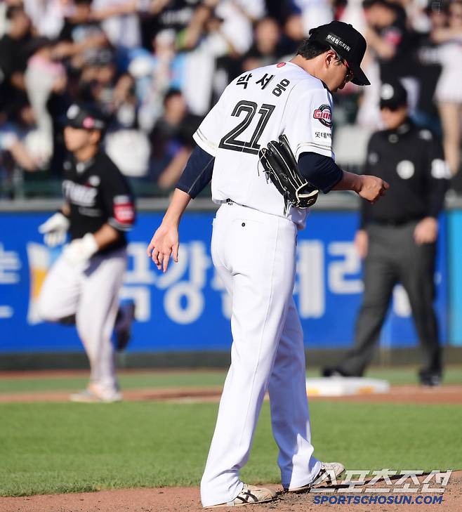 29일 부산 사직구장에서 열린 롯데와 KT의 경기. 4회 KT 이정훈이 롯데 박세웅을 상대로 동점 솔로홈런을 날렸다. 고개를 떨군 박세웅. 부산=송정헌 기자songs@sportschosun.com/2025.06.29/